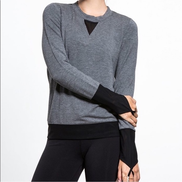 Alo Yoga Serene Long Sleeve Top Gray Black Mesh Cuff Finger Loop Sz M - Picture 2 of 13